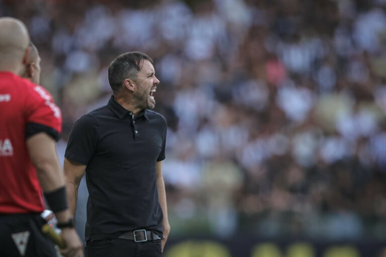 Após empate em Clássico, Coudet vê melhora no time e afirma estar confiante em duelo pela Libertadores