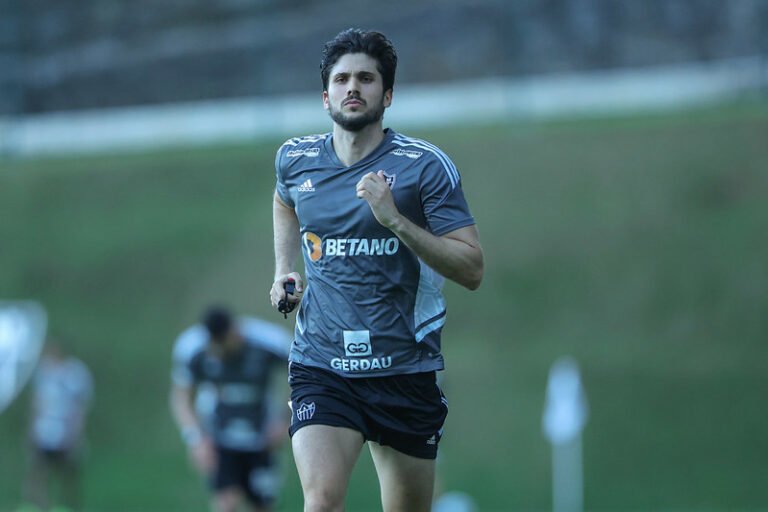 Alan Kardec e Igor Rabello fazem atividades em campo e animam torcedores com possível retorno