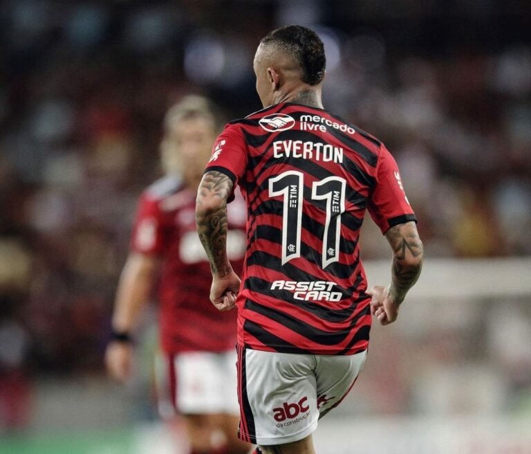 Alvo de Botafogo e Grêmio, empresário de Everton Cebolinha nega saída do Flamengo