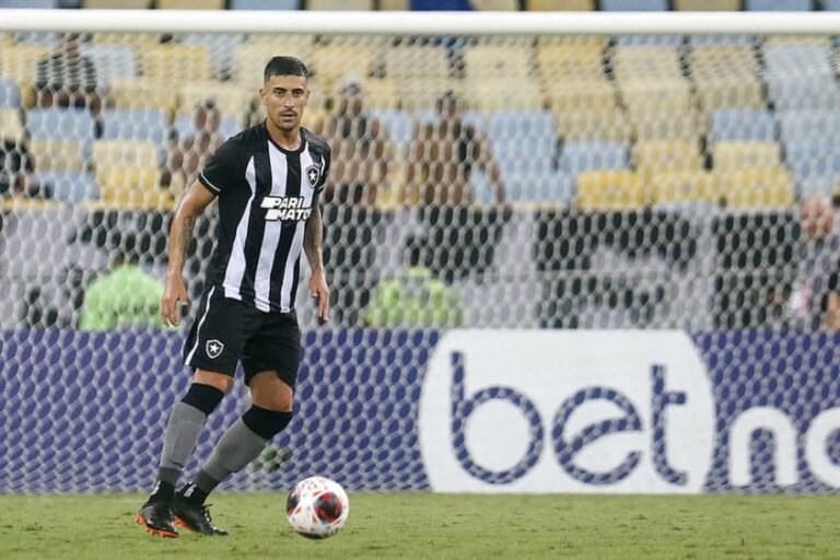 Botafogo irá investigar se há problemas cardíacos com Philipe Sampaio, após desmaio em clássico