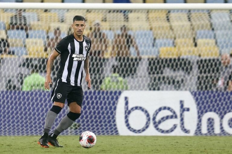 Após susto em clássico, Philipe Sampaio se reapresenta ao Botafogo