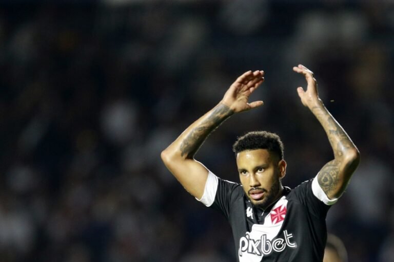 Jair tem lesão na coxa e será desfalque contra o Botafogo