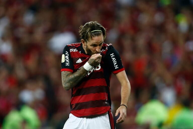 Lesão de Léo Pereira é grave e zagueiro do Flamengo pode ficar bom tempo fora