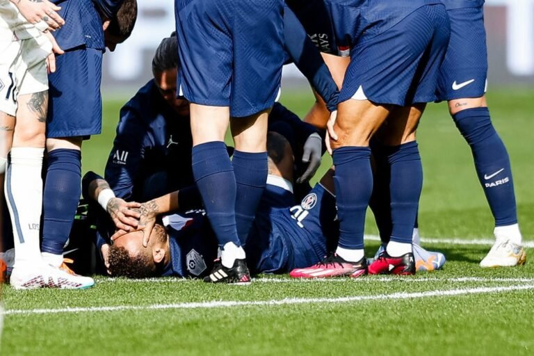 Neymar deve desfalcar PSG contra o Bayern, afirma jornal