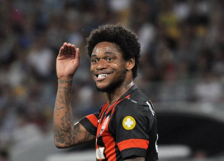 Internacional faz contrato com cláusula de liberação e bônus em dinheiro para Luiz Adriano