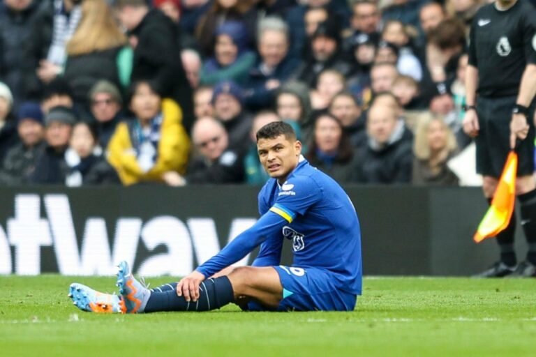 Thiago Silva tem lesão no joelho e vira desfalque para o Chelsea