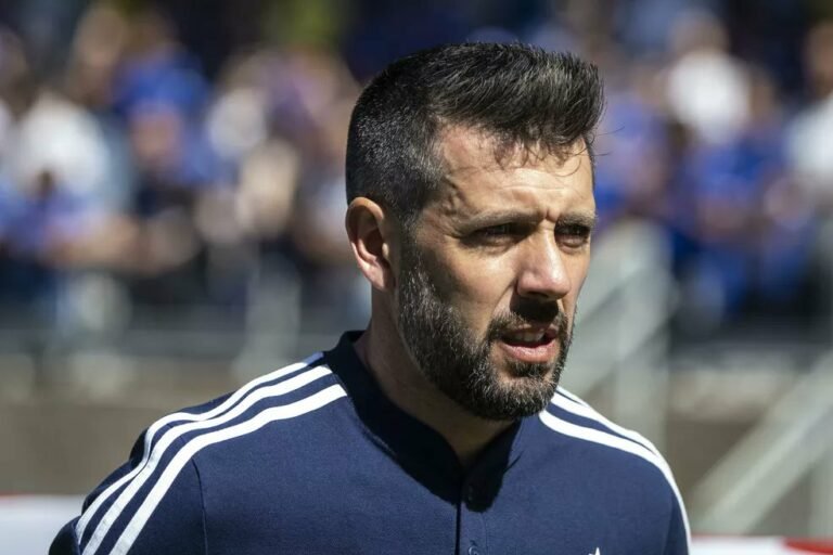 Paulo Pezzolano busca primeira vitória em clássicos diante do Atlético-MG