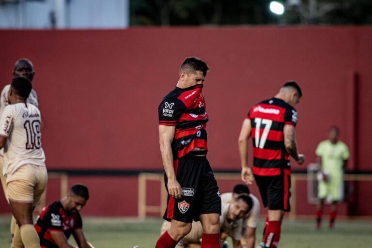 Vitória empata em casa e se complica no Campeonato Baiano