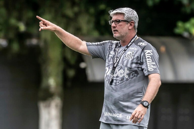 Odair Hellmann muda e Ruiz será titular contra Botafogo/SP
