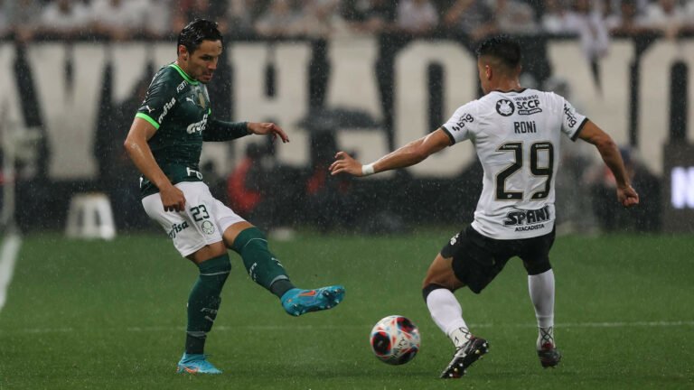 Palmeiras empata com Corinthians e se mantém invicto contra rivais