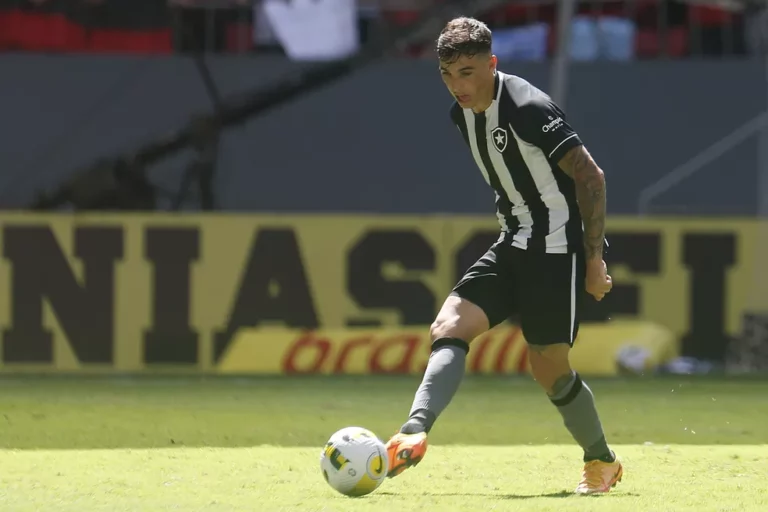 Atlético Mineiro chega a acordo verbal por Saravia, ex-Internacional e Botafogo