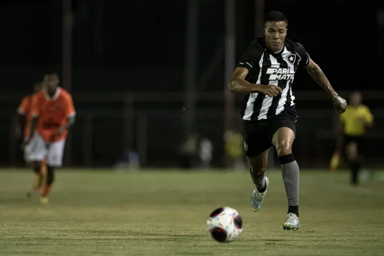 Carlos Alberto se aproxima de retorno aos gramados pelo Botafogo e pode ser novidade em clássico