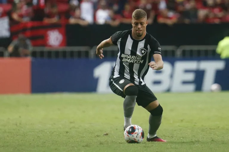 “Precisamos ter mais cabeça”, diz Lucas Fernandes sobre expulsões no Botafogo