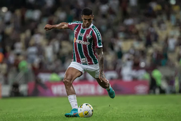 Cris Silva, do Fluminense, recebe proposta de clube argentino e recusa