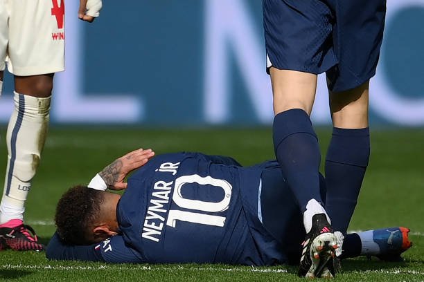 PSG divulga boletim e descarta fratura após lesão de Neymar