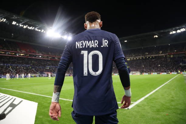 Neymar dá camisa para ser leiloada e ajudar vítimas de terremoto na Turquia