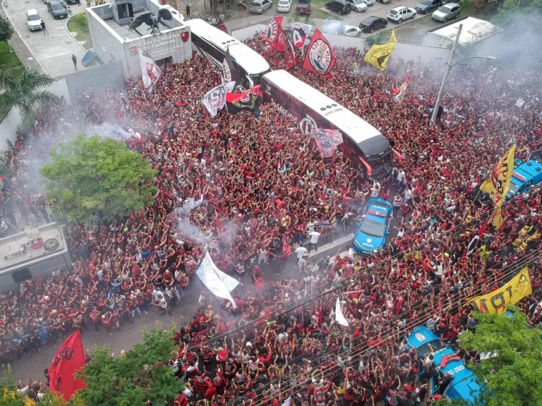 Torcida do Flamengo prepara AeroFla no embarque para o Mundial