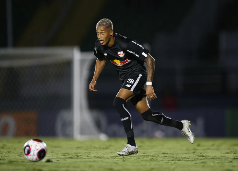 Jogador do RB Bragantino fratura clavícula em jogo e passa por cirurgia