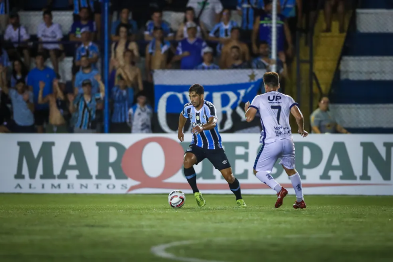 Perdendo espaço no Grêmio, Lucas Silva entra na mira do Santos