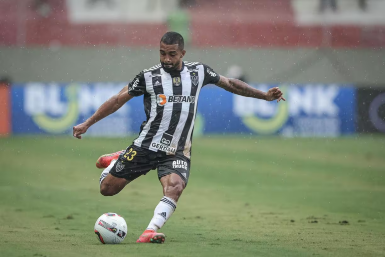 Vasco anuncia contratação de lateral do Atlético-MG