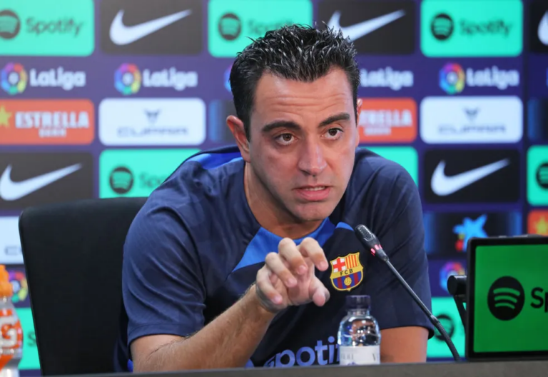 Xavi deixa rivalidade de lado e pede mais proteção a Vini Jr