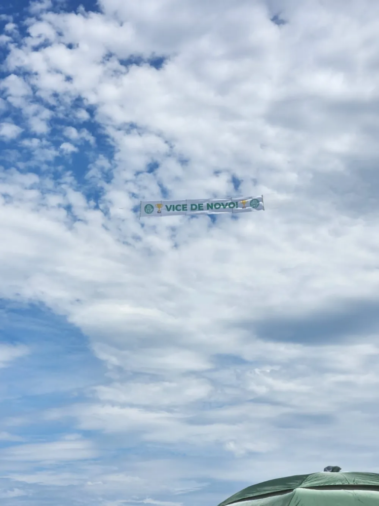 Torcedores do Palmeiras provocam Flamengo com faixa em avião nas praias do Rio