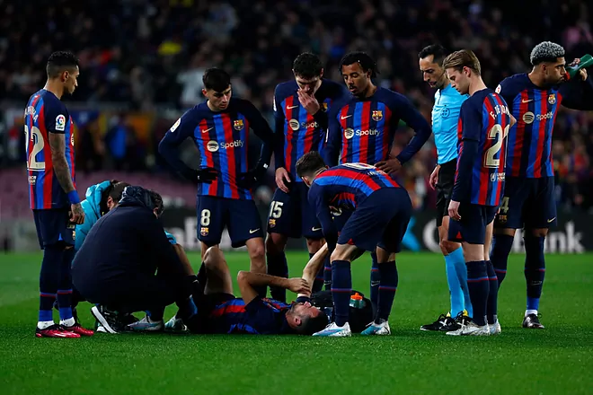 Busquets se lesiona com quatro minutos e preocupa Barcelona