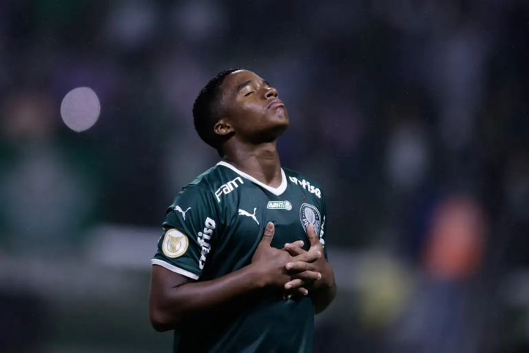Endrick vence prêmio de melhor jogador brasileiro sub-20 do mundo