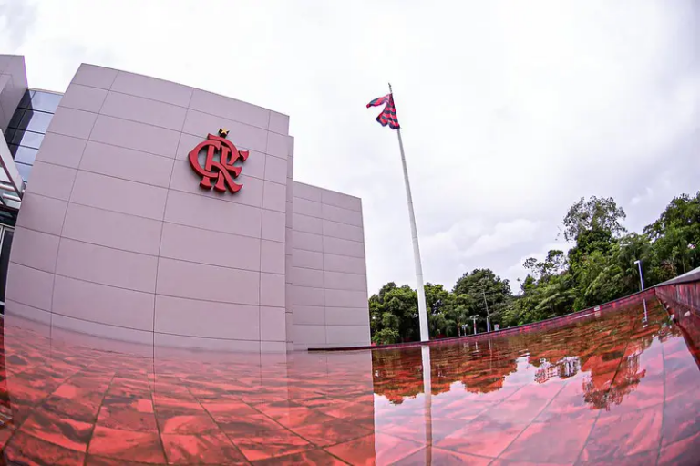 Grupo LGBTQIA+ processa Flamengo em R$ 1 milhão