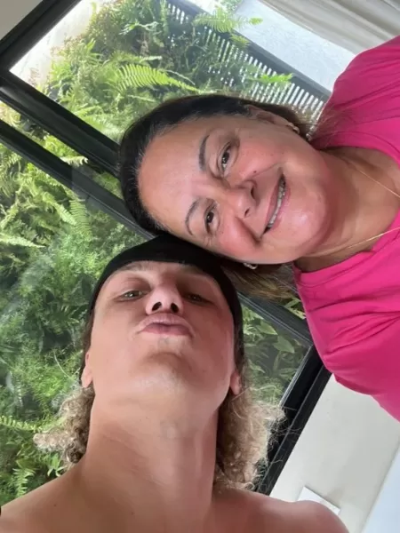 Mãe de David Luiz teve queda de pressão e sinais vitais na volta do Marrocos