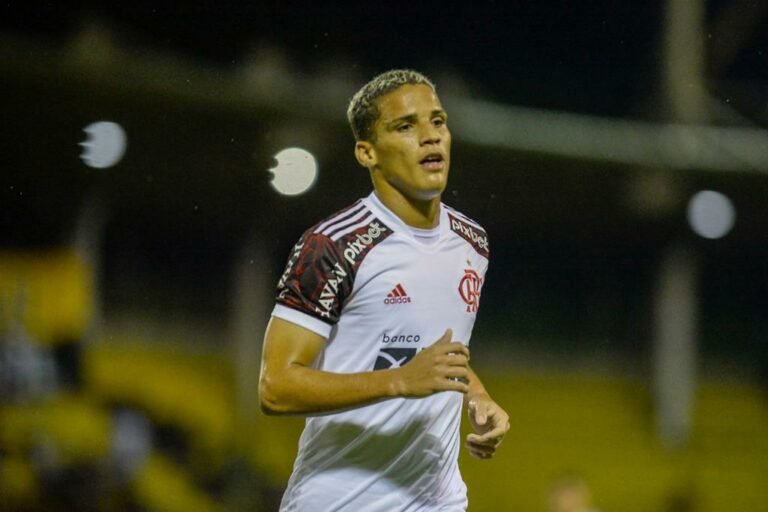 Flamengo acerta saída de atacante por empréstimo