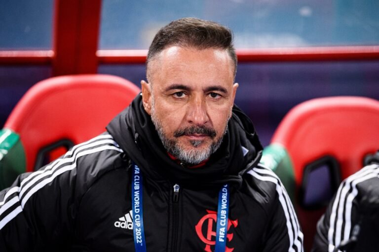 vitor-pereira-tecnico-do-flamengo-durante-jogo-contra-o-al-hilal-no-mundial-1675808010395_v2_1920x1279