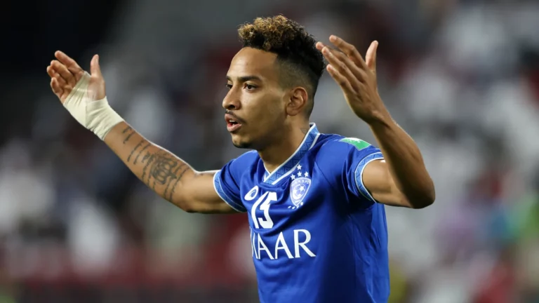 Alvo do Corinthians, Matheus Pereira recebe proposta para ficar no Al Wahda