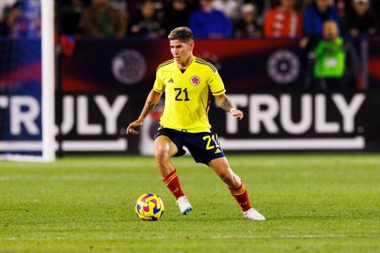 Vasco demonstra interesse em volante colombiano