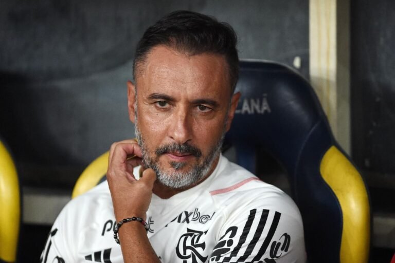 Flamengo fecha primeiro trimestre sem cumprir promessa para Vítor Pereira