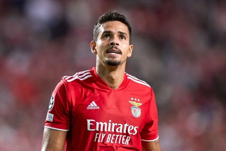 Corinthians e Palmeiras monitoram situação de Lucas Veríssimo