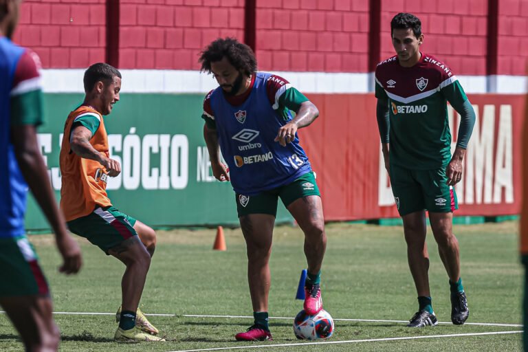 Vídeo: Marcelo esbanja habilidade em treino pelo Fluminense