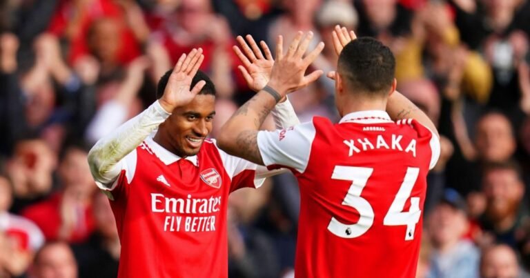 Herói do Arsenal, atacante tem propostas para trocar de clube
