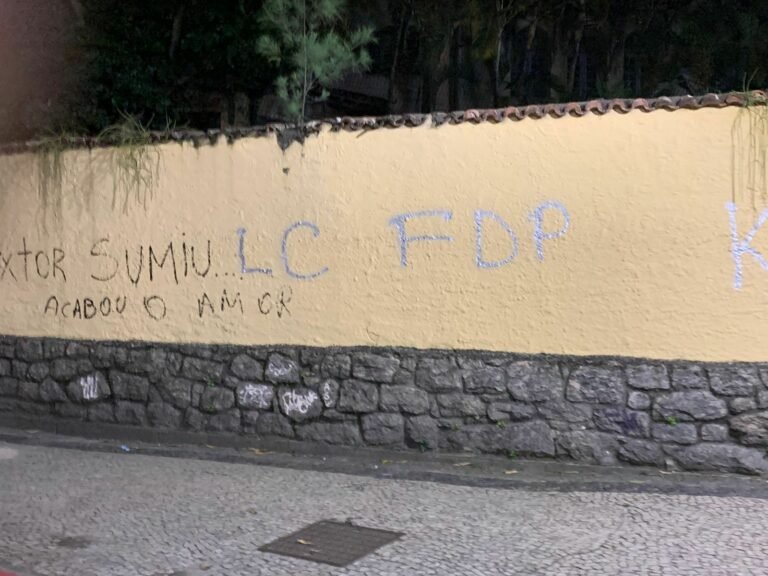 Após eliminação, muro da sede do Botafogo aparece pichado em protesto contra John Textor e Luís Castro