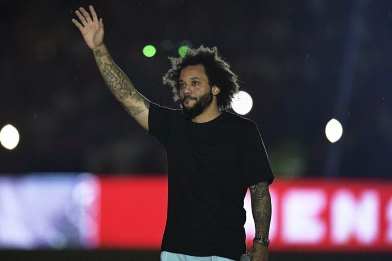 Com grande festa e participação de jogadores do elenco, Marcelo é apresentado no Fluminense
