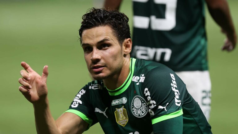 Neto crava venda de Raphael Veiga, do Palmeiras, para clube inglês
