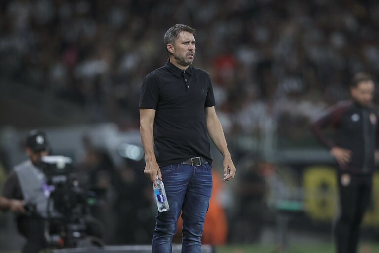 Eduardo Coudet comenta desempenho ofensivo da equipe e fala: “Poderíamos ter feito mais gols”