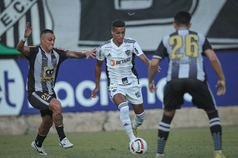 Palmeiras não tem interesse em Pedrinho e Atlético-MG tenta estender empréstimo do jogador