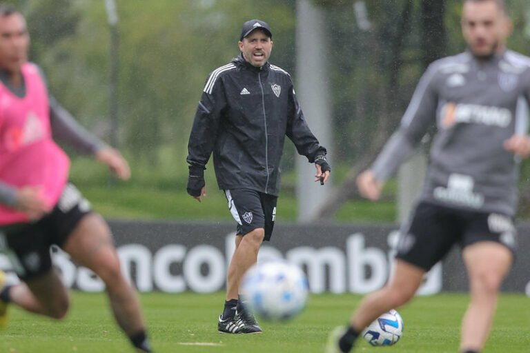 Eduardo Coudet iguala Cuca e Abel Braga com o melhor início no Galo no século