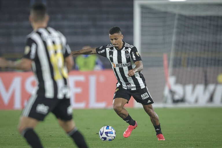 Após rumores, Atlético-MG confirma permanência de Allan no clube