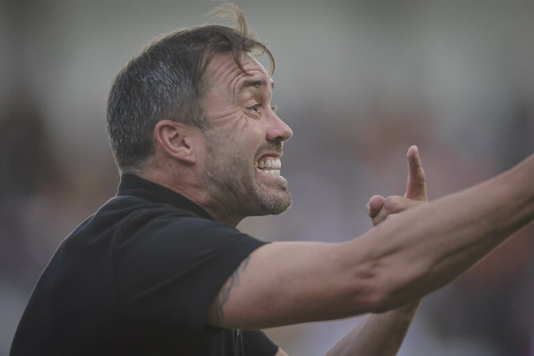 Eduardo Coudet critica atuação da arbitragem e comenta invencibilidade derrubada pelo Athletic