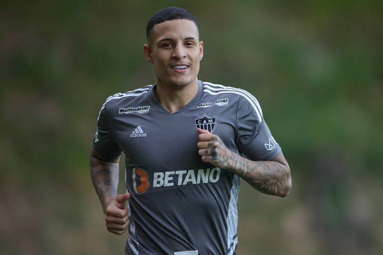 Arana aparece correndo durante treino do Atlético-MG e anima torcedores com possível retorno