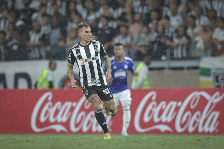 Dirigente do Atlético-MG confirma permanência de Vargas no clube