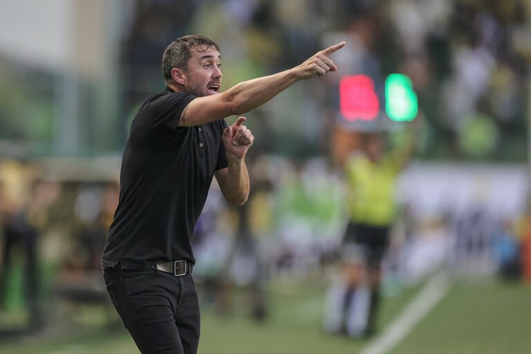 Eduardo Coudet comenta evolução do time e fala sobre sua primeira final estadual no Brasil