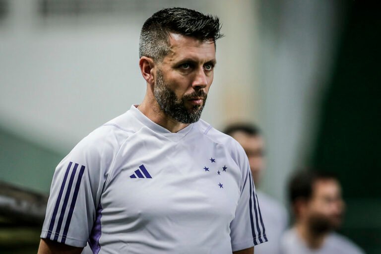 Após derrota, Paulo Pezzolano deixa o cargo de treinador do Cruzeiro